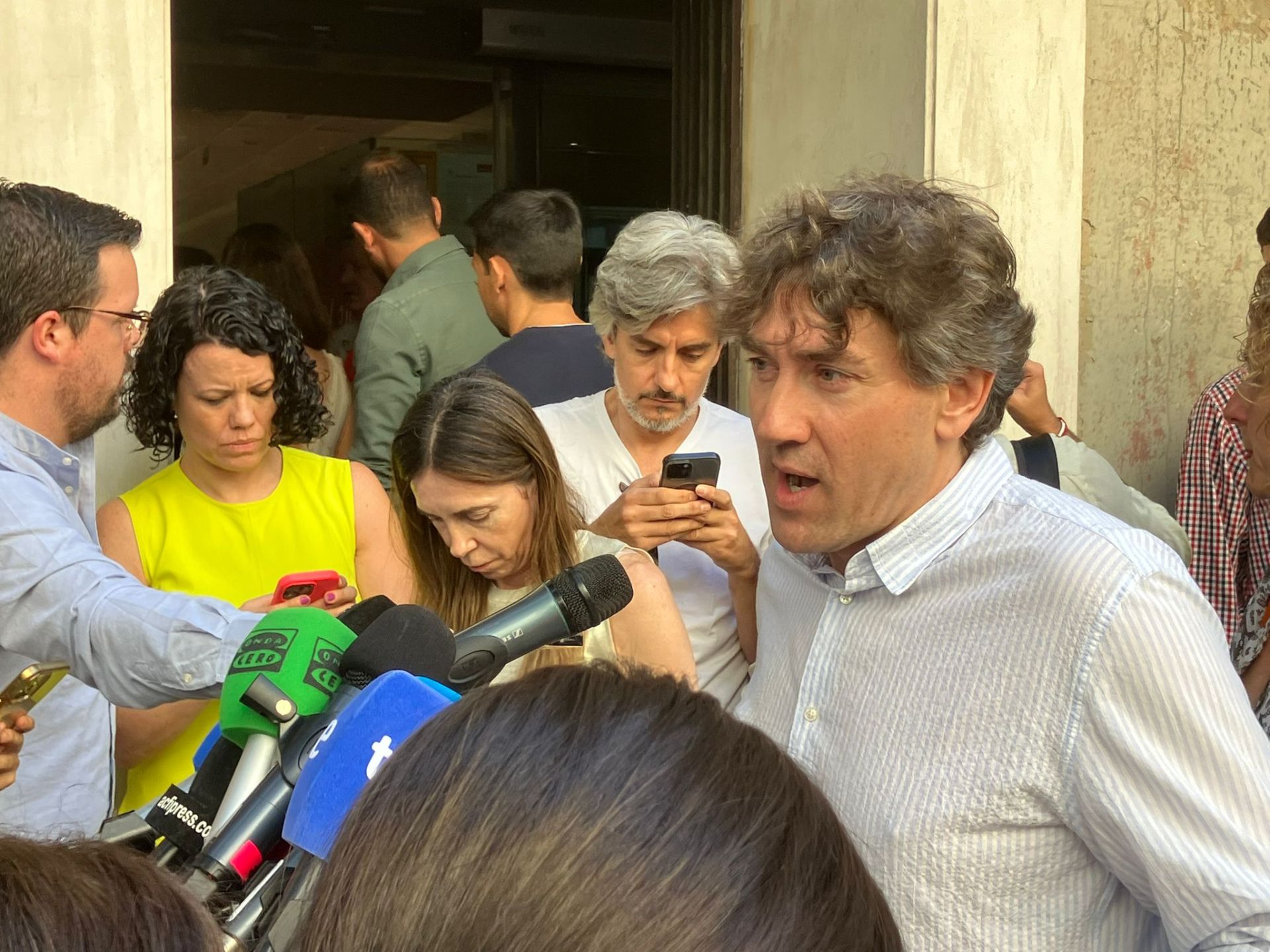 El secretario general del PSE, Eneko Andueza, hace declaraciones al llegar a Ferraz