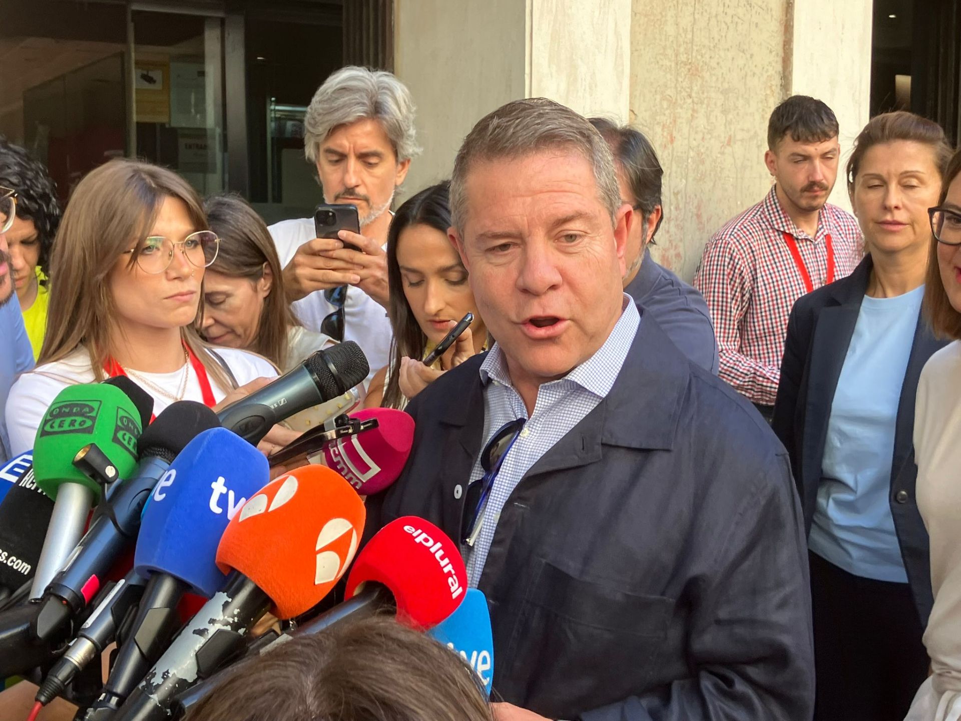 El presidente de Castilla-La Mancha, Emiliano García-Page, hace declaraciones a los medios en su llegada a Ferraz