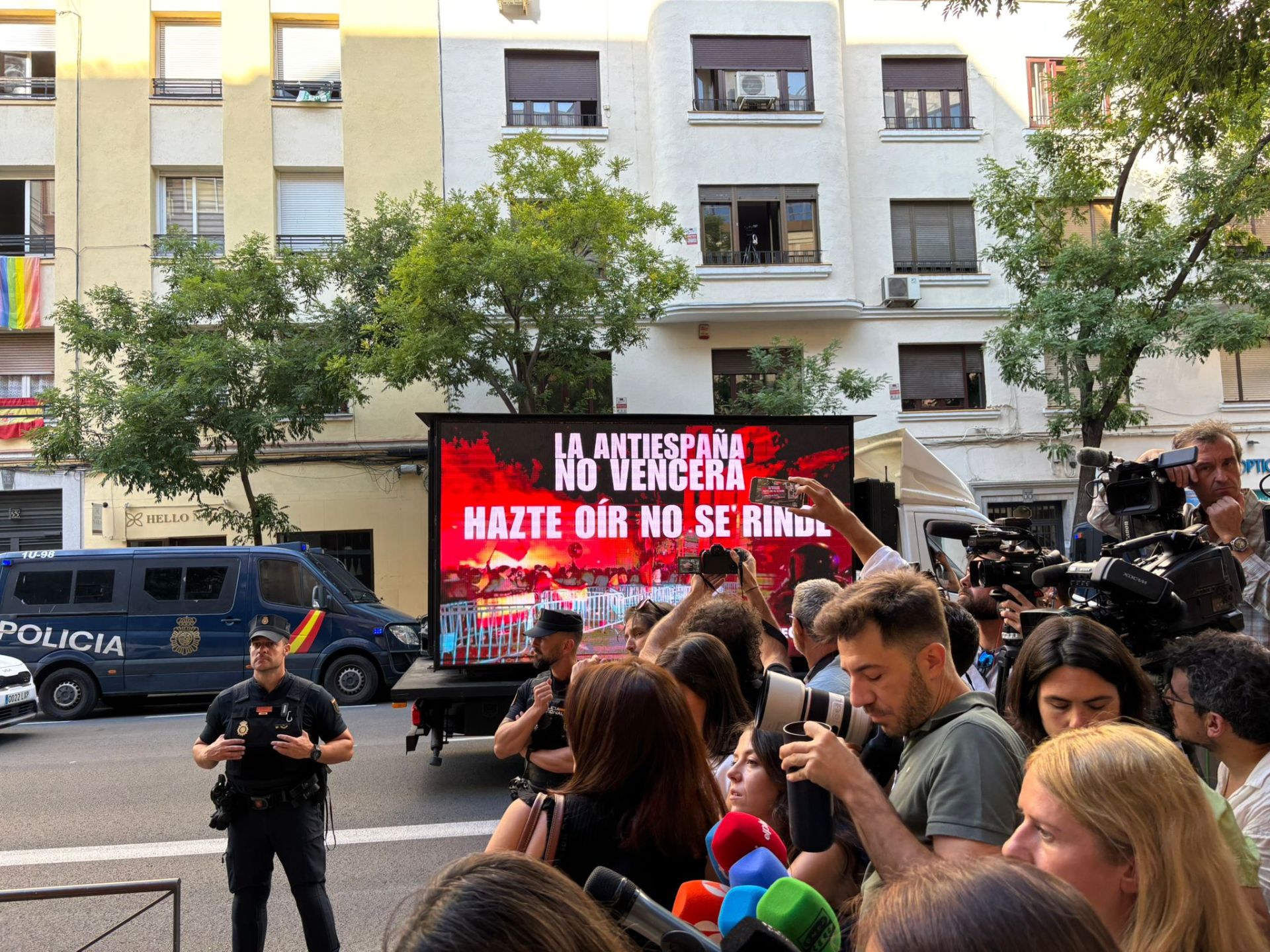 Un camión con una pancarta de HazteOír contra Pedro Sánchez