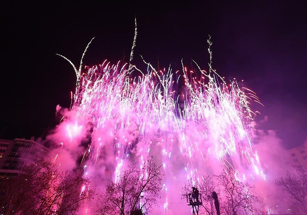 Imagen de archivo de un castillo de fuegos artificiales en Valencia