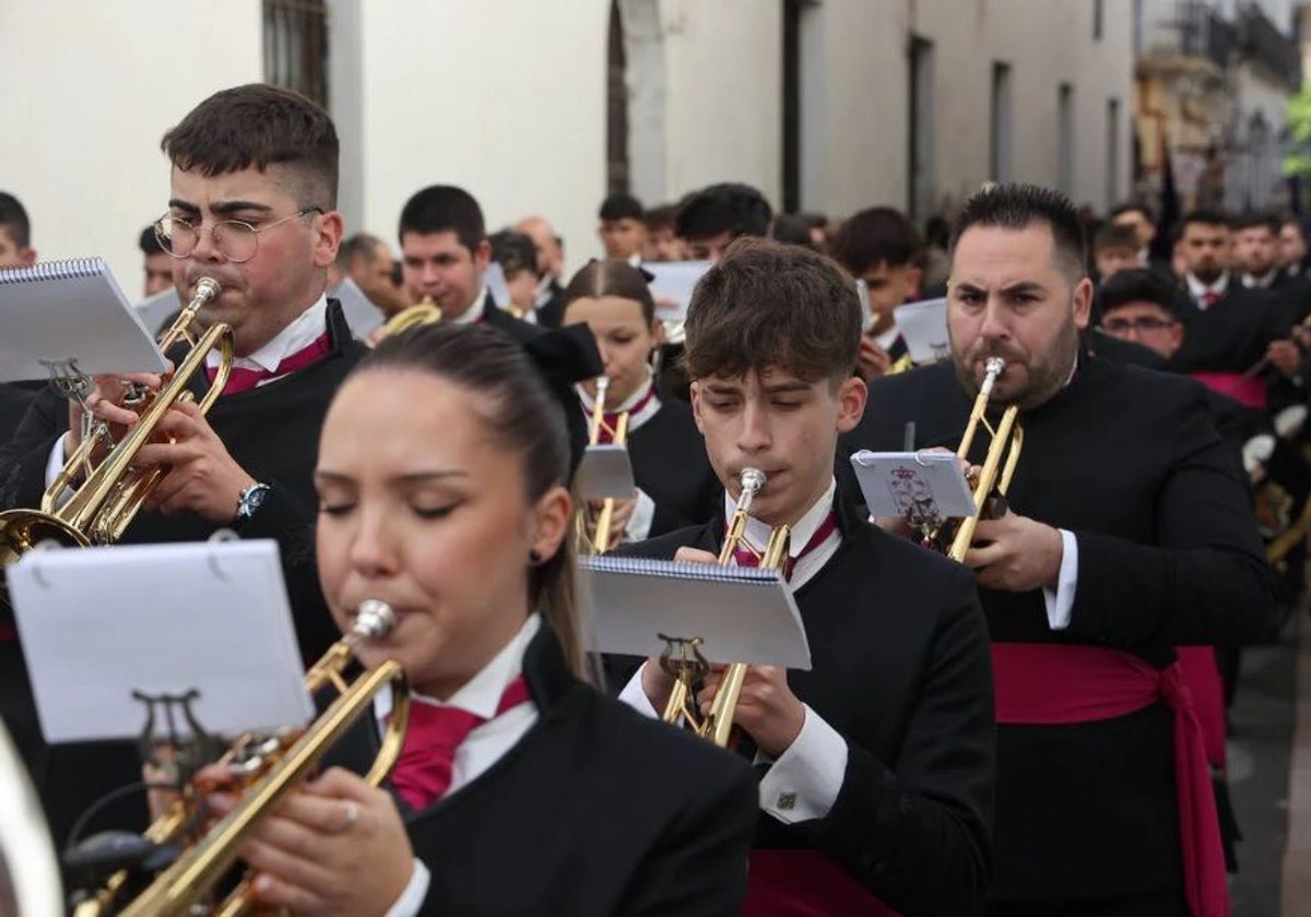 Músicos de la banda del Cautivo de Málaga, en Córdoba en 2024 con el Señor de la Sangre