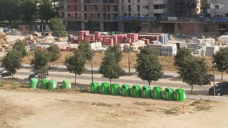 El calvario de vivir con el ruido de 14 contenedores de vidrio bajo de casa