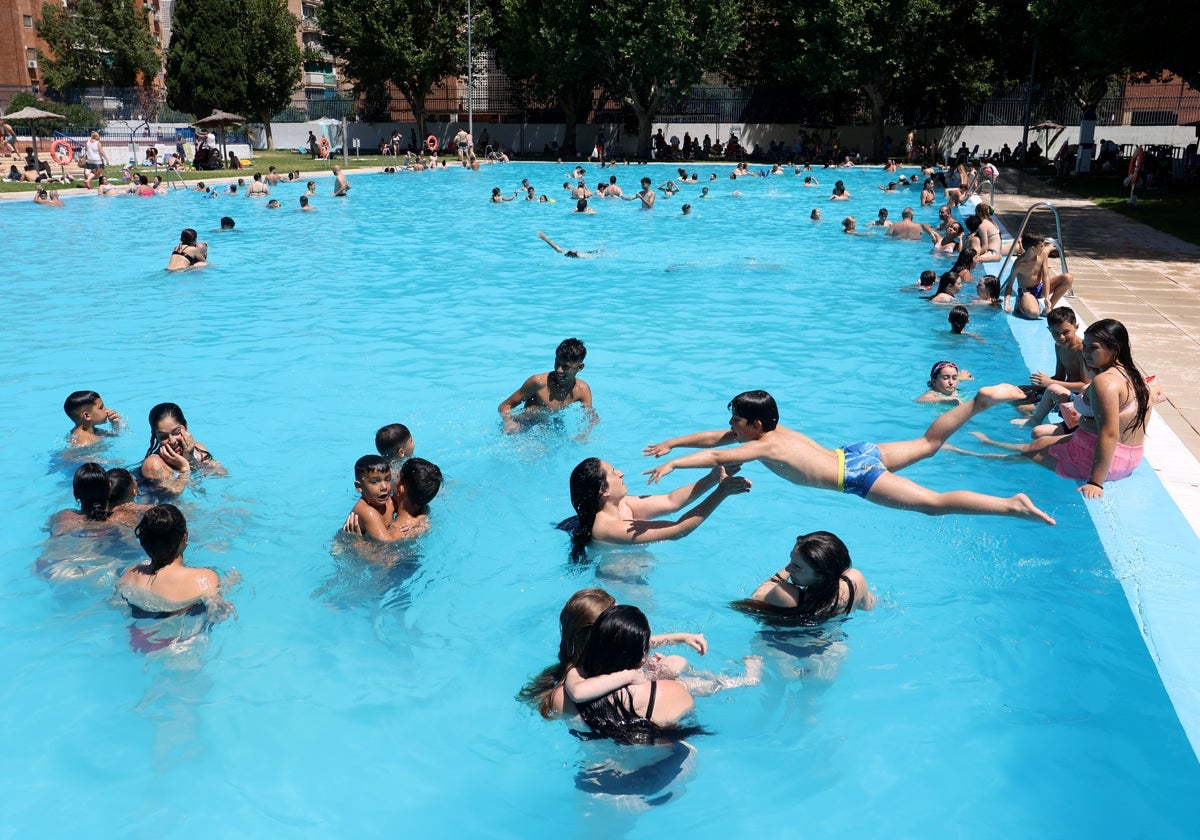 Los cordobeses disfrutan de la piscina de la Fuensanta