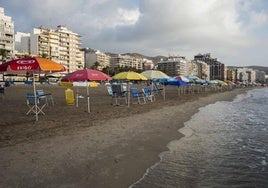 La 'guerra de las sombrillas' que libra Cullera: multas de hasta 750 euros por reservar sitio en la playa