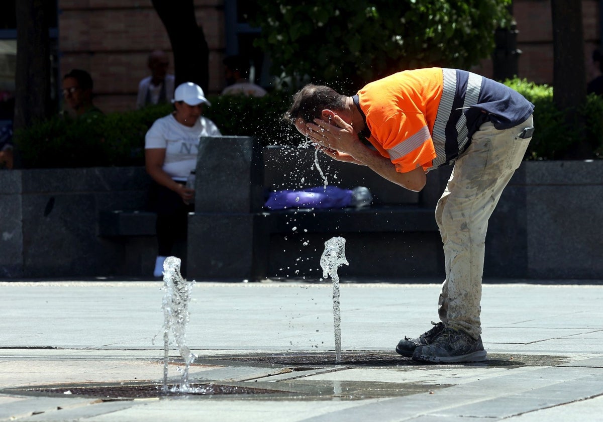Un trabajador se refresca en la plaza de Las Tendillas de Córdoba