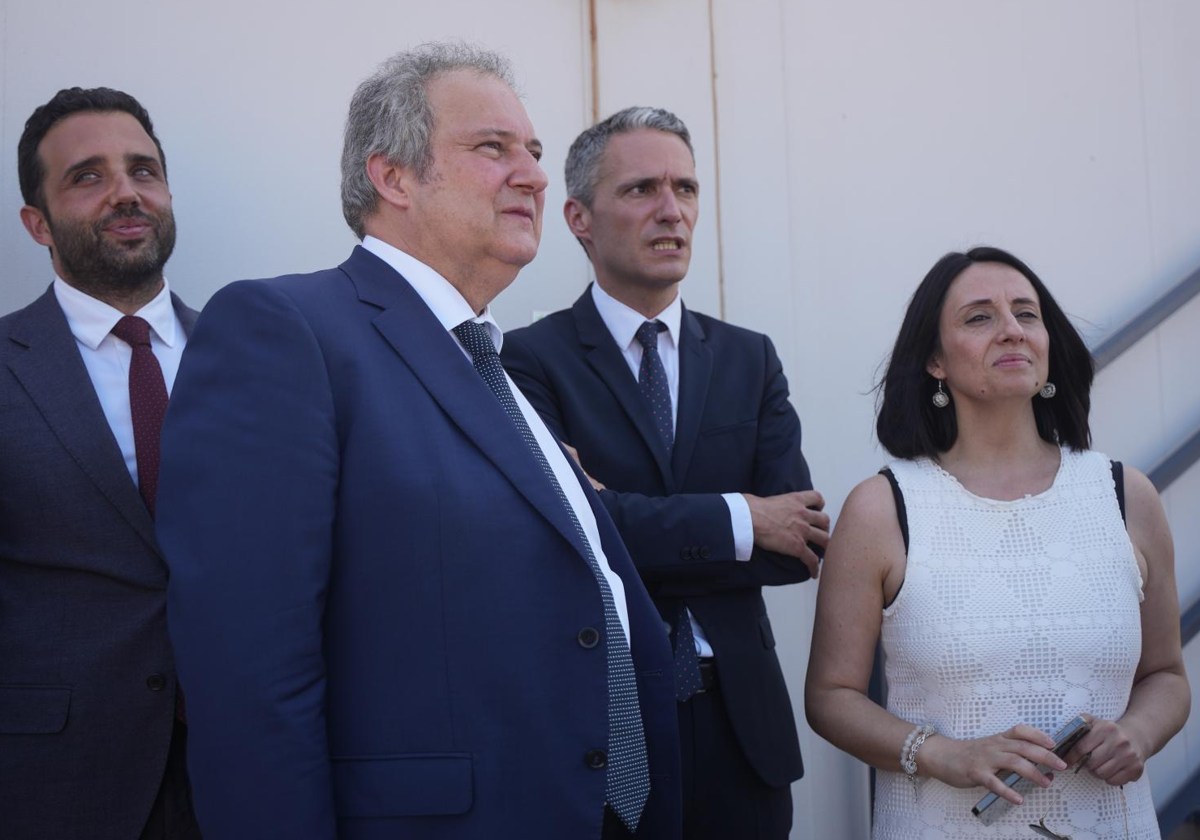 El ministro Jordi Hereu y la nueva secretaria de Organización del PSOE, Rebeca Torró, el jueves en Sagunto (Valencia)
