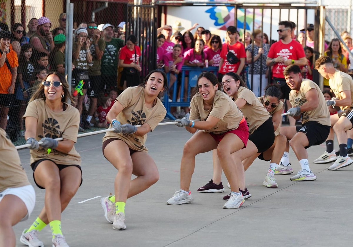 Un grupo de jóvenes participa en una de las pruebas