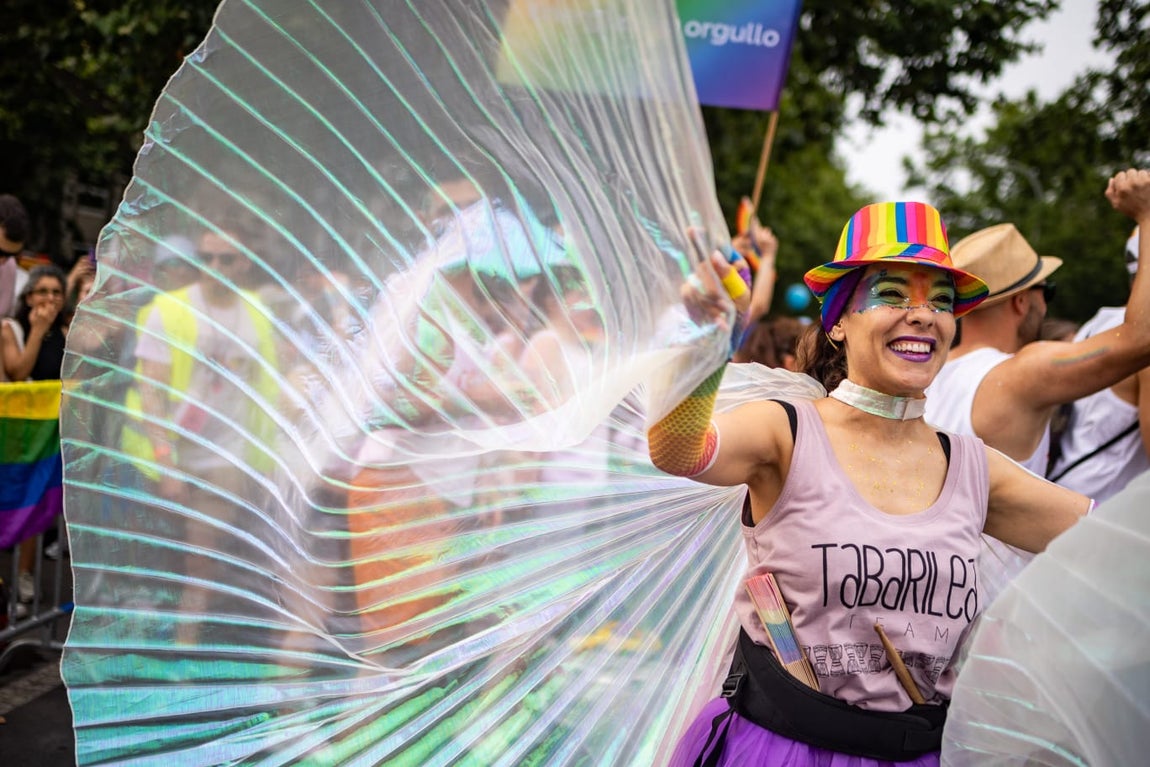 Una joven disfrazada disfruta de la festividad del Orgullo