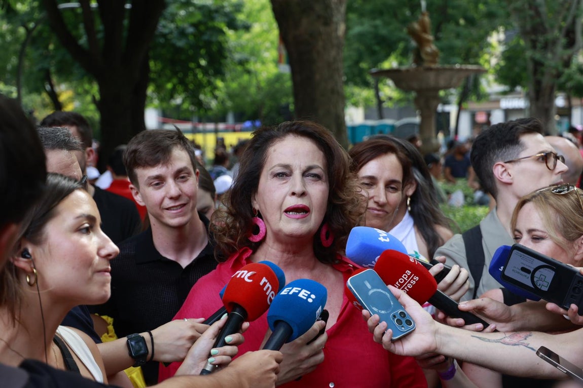 La senadora de Sumar Carla Antonelli en declaraciones a los medios durante la manifestación Estatal del Orgullo LGTBIQ+