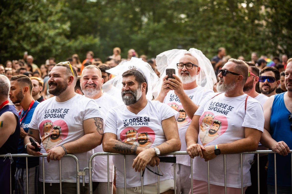 Varios hombres disfrutan de la manifestación del Orgullo 2025