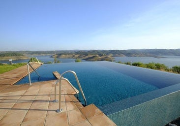 La espectacular piscina infinita que esconde esta casa rural en plena sierra de Córdoba: «El silencio es increíble»