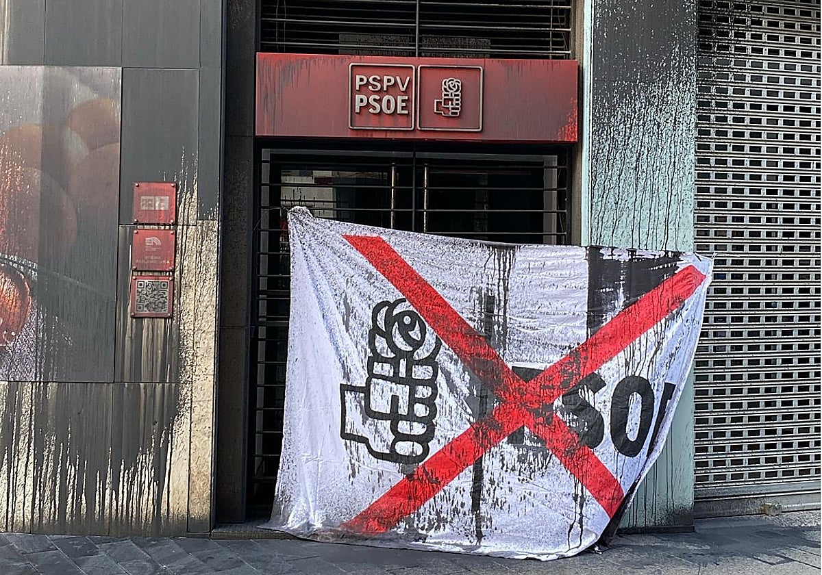 Foto de los daños ocasionados por el ataque vandálico en la sede del PSPV-PSOE en Valencia, difundida por Borja Sanjuán en X