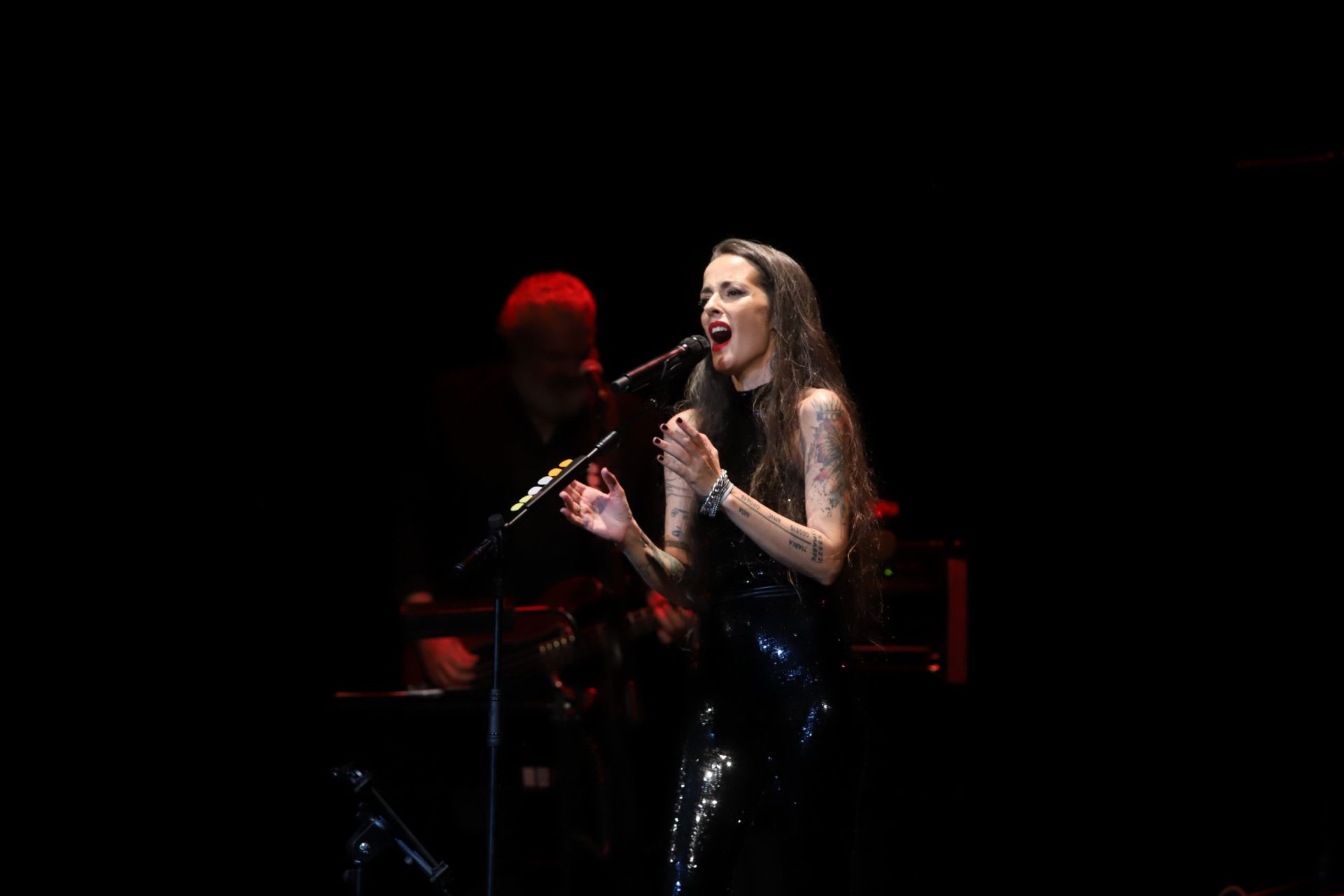 Vega hace feliz al Gran Teatro de Córdoba con su canción, en imágenes