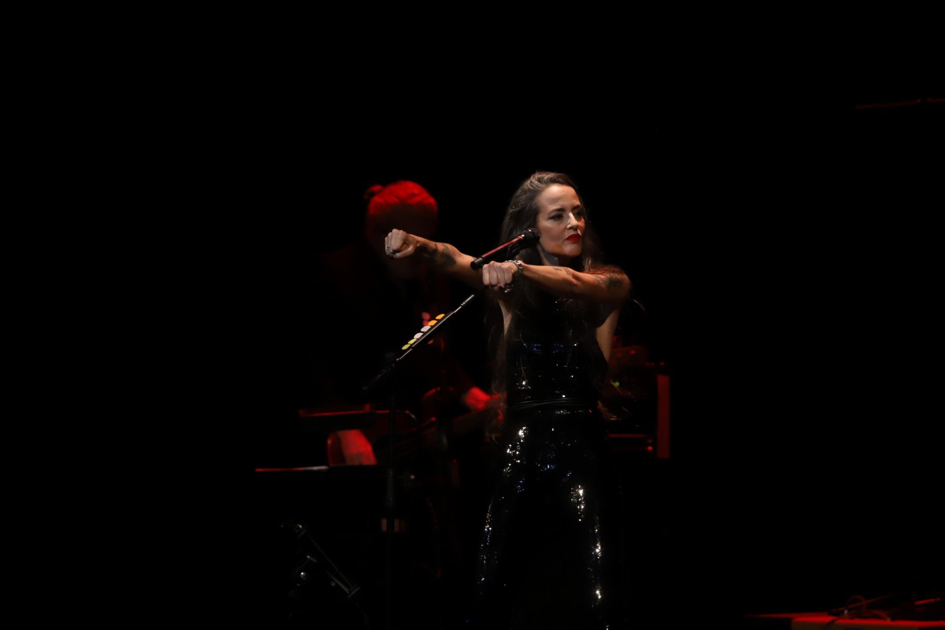 Vega hace feliz al Gran Teatro de Córdoba con su canción, en imágenes