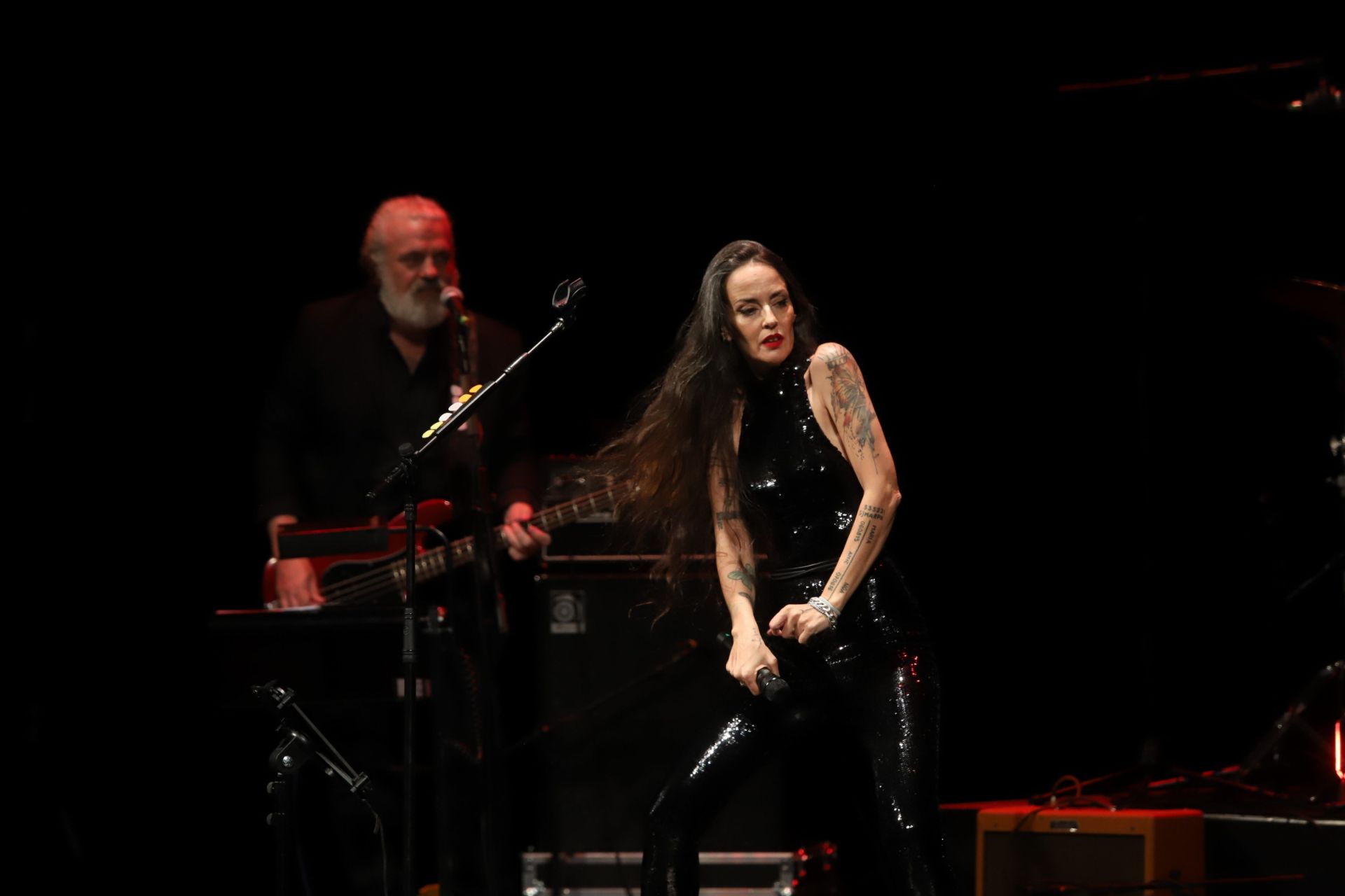 Vega hace feliz al Gran Teatro de Córdoba con su canción, en imágenes