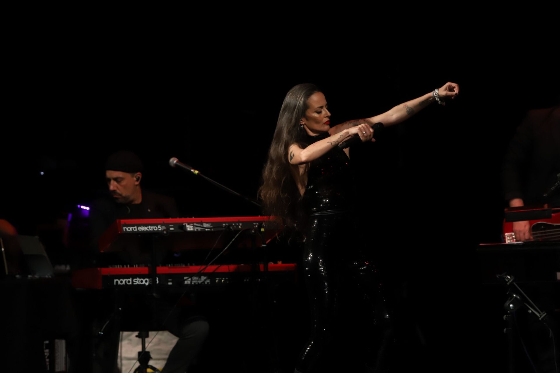 Vega hace feliz al Gran Teatro de Córdoba con su canción, en imágenes