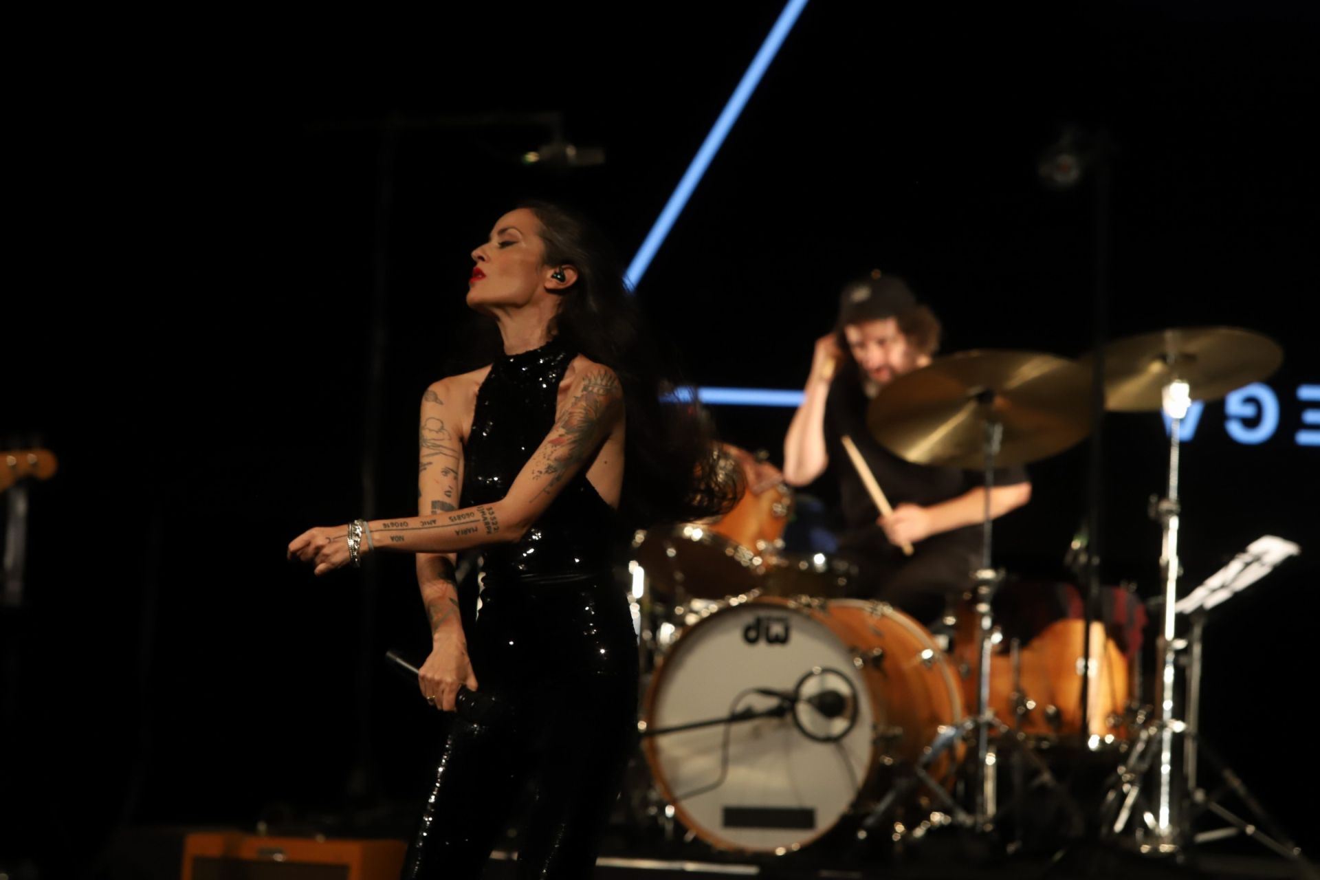 Vega hace feliz al Gran Teatro de Córdoba con su canción, en imágenes