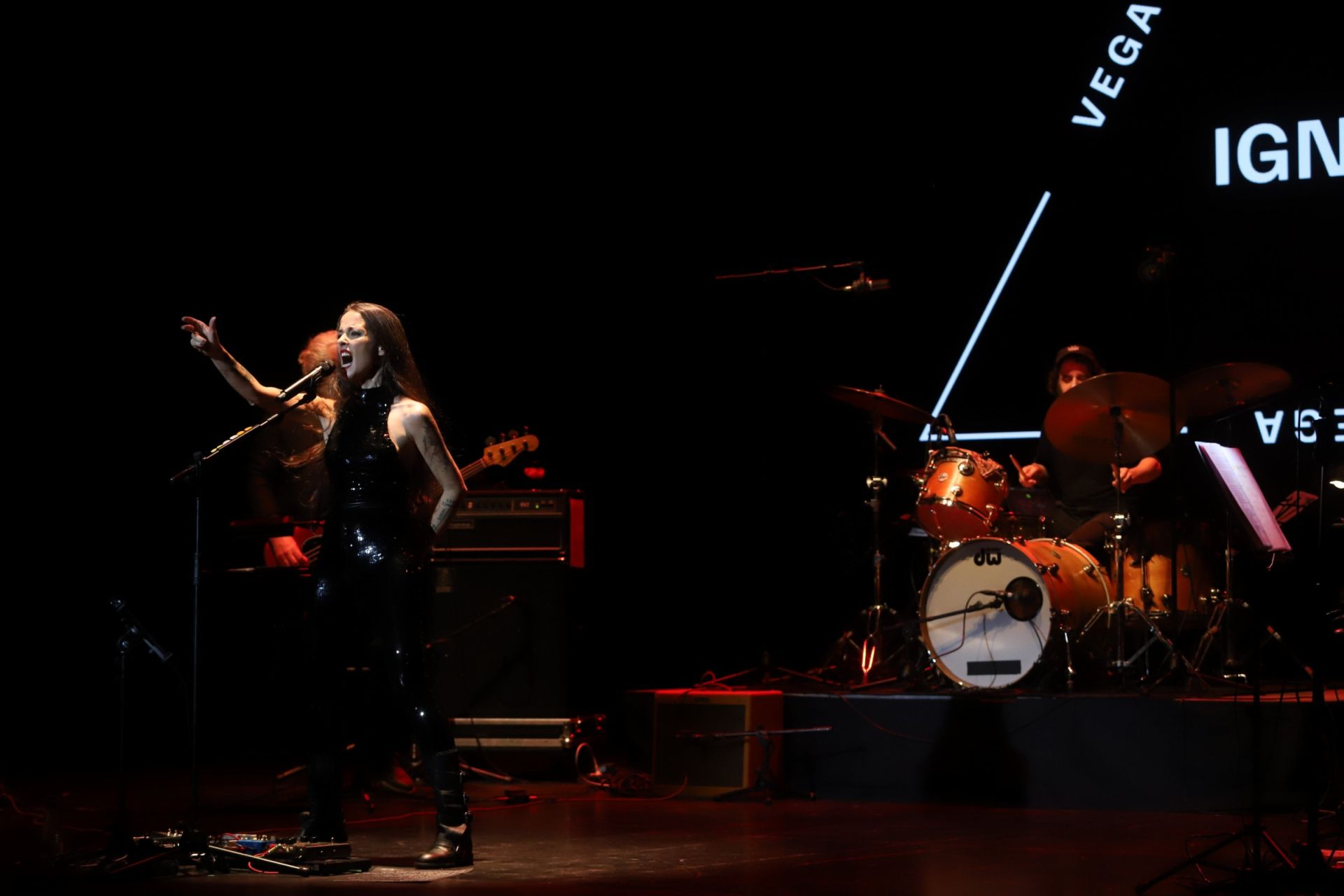 Vega hace feliz al Gran Teatro de Córdoba con su canción, en imágenes