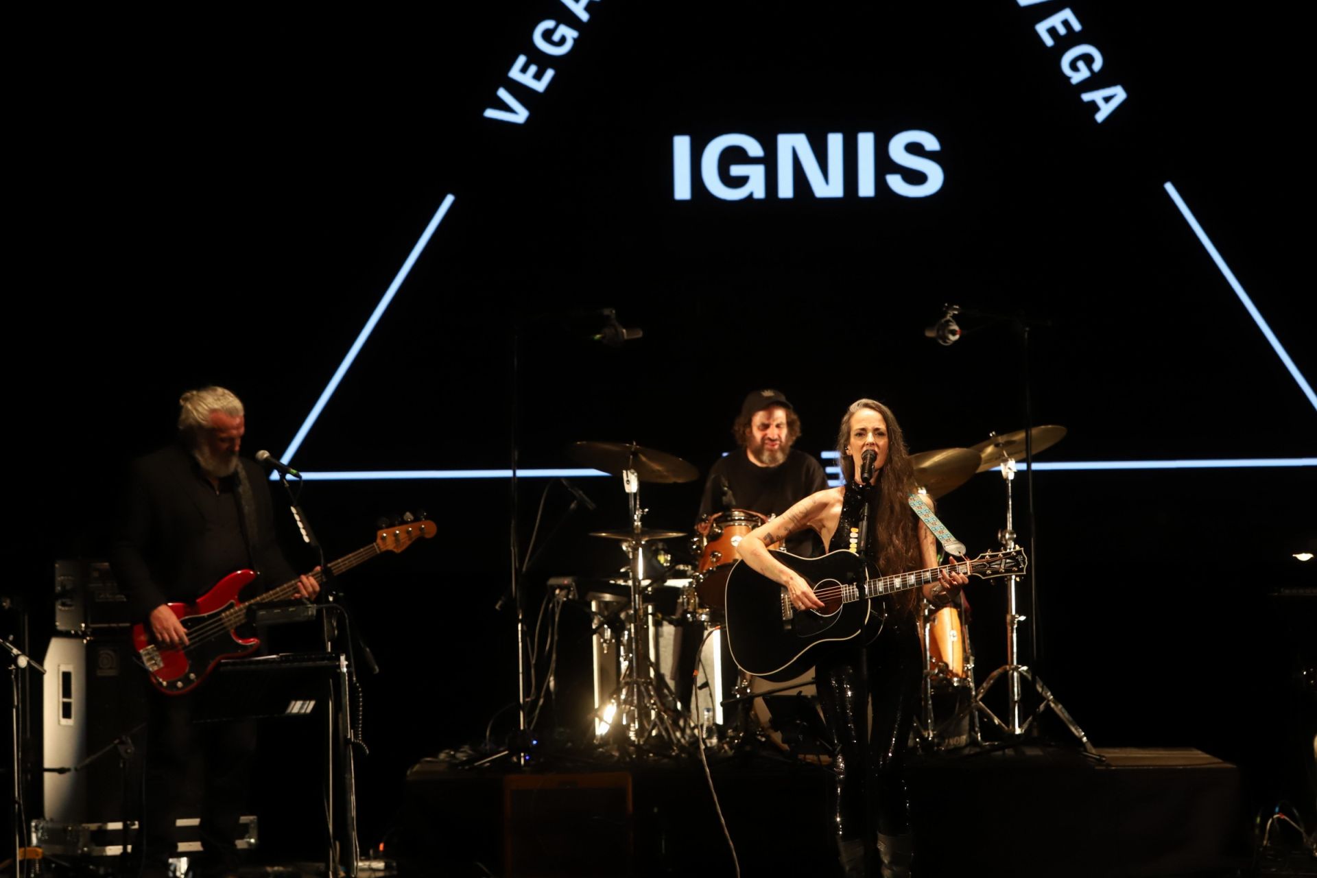 Vega hace feliz al Gran Teatro de Córdoba con su canción, en imágenes