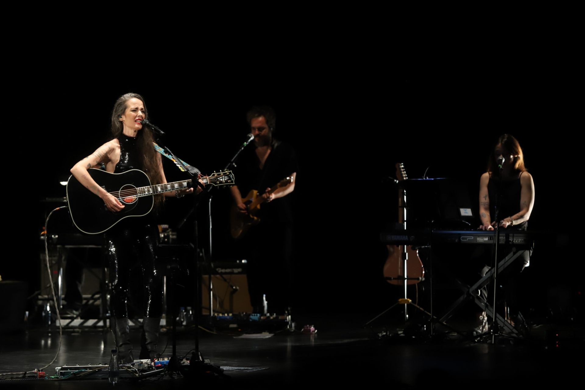 Vega hace feliz al Gran Teatro de Córdoba con su canción, en imágenes