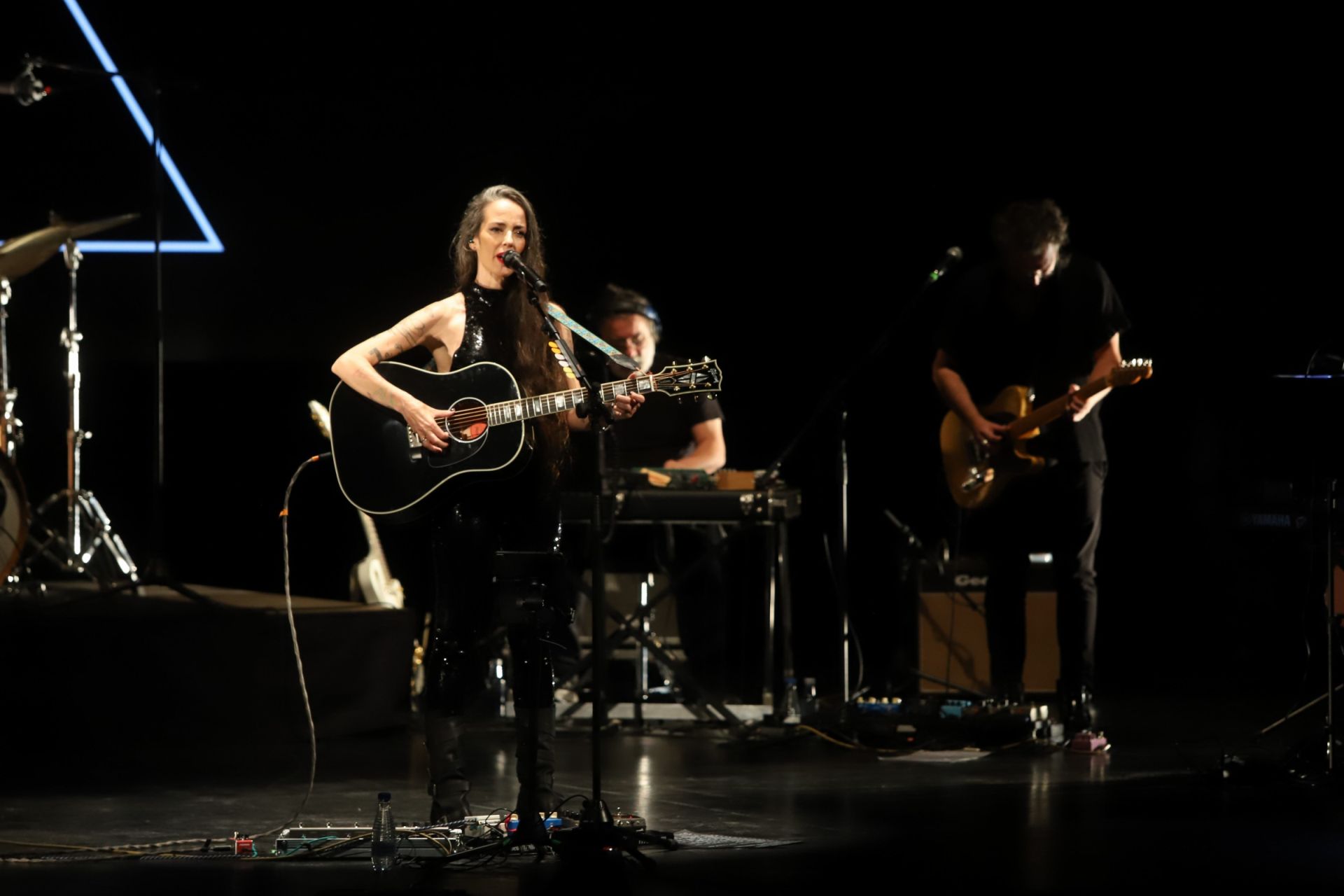 Vega hace feliz al Gran Teatro de Córdoba con su canción, en imágenes