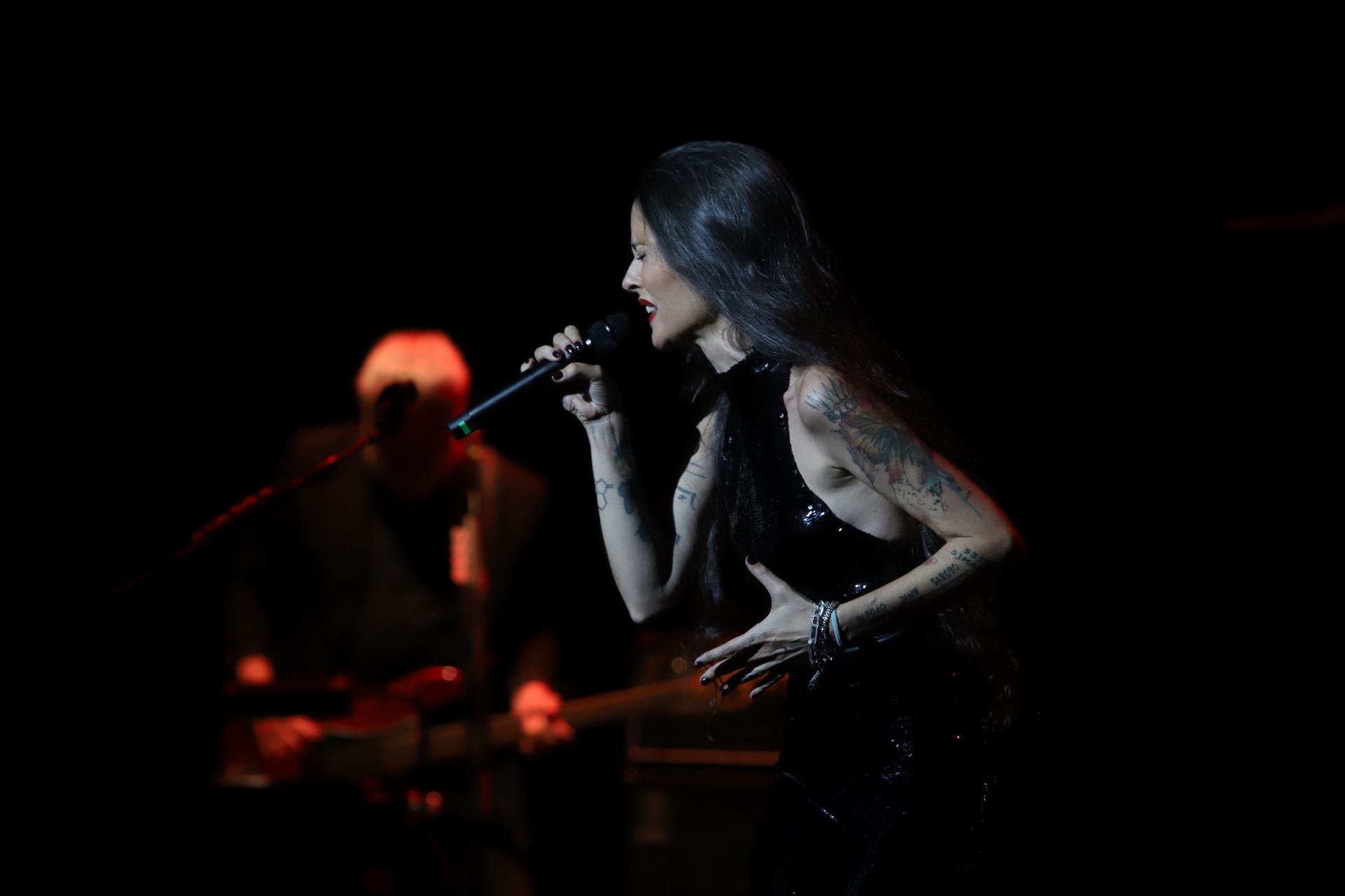 Vega hace feliz al Gran Teatro de Córdoba con su canción, en imágenes