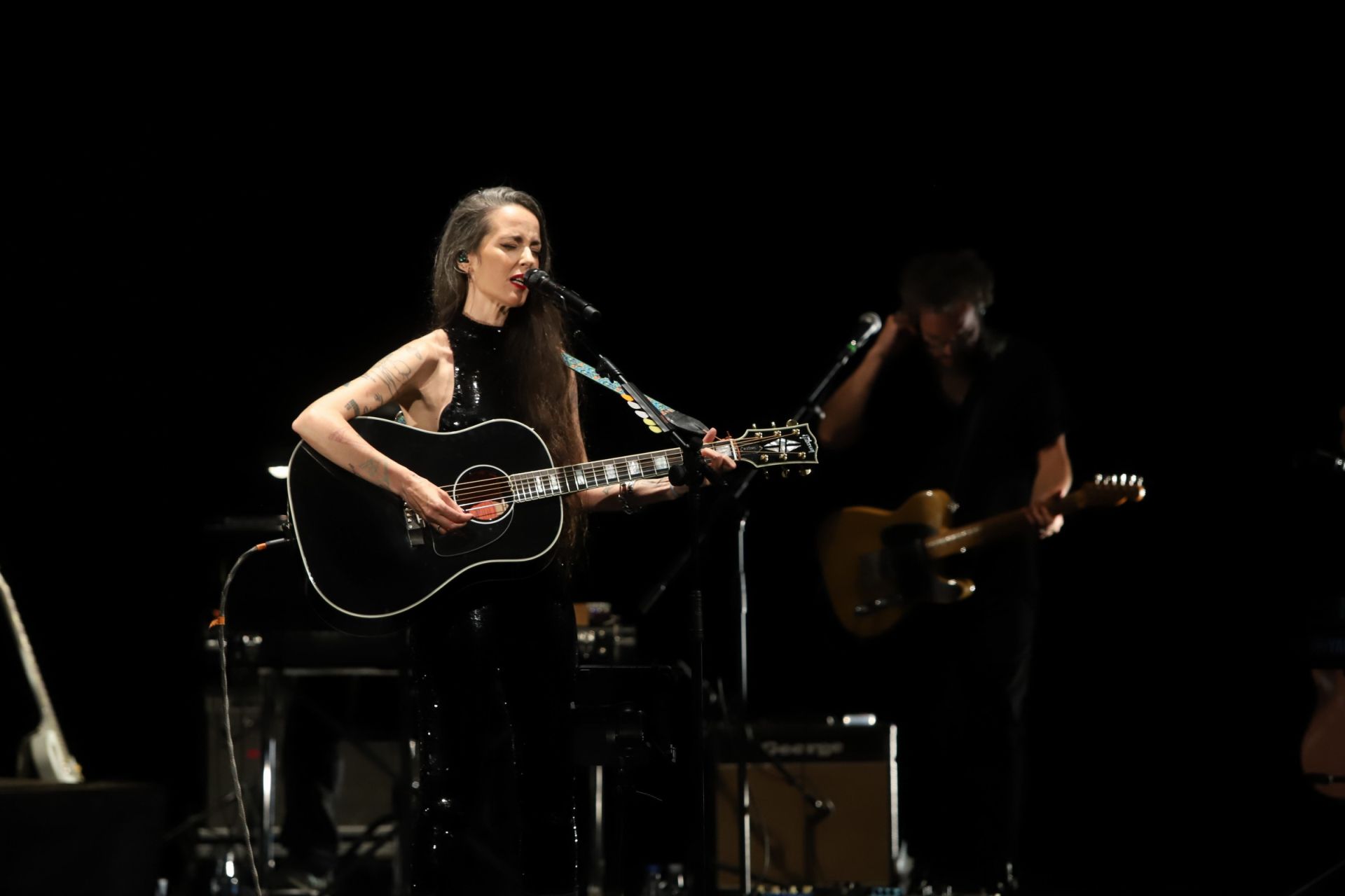Vega hace feliz al Gran Teatro de Córdoba con su canción, en imágenes