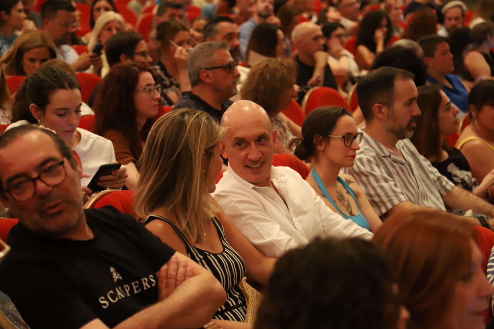 Vega hace feliz al Gran Teatro de Córdoba con su canción, en imágenes