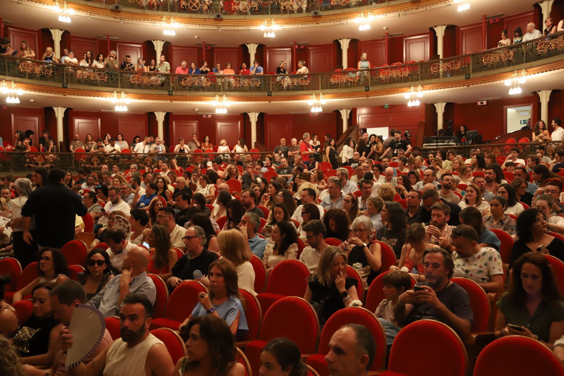 Vega hace feliz al Gran Teatro de Córdoba con su canción, en imágenes