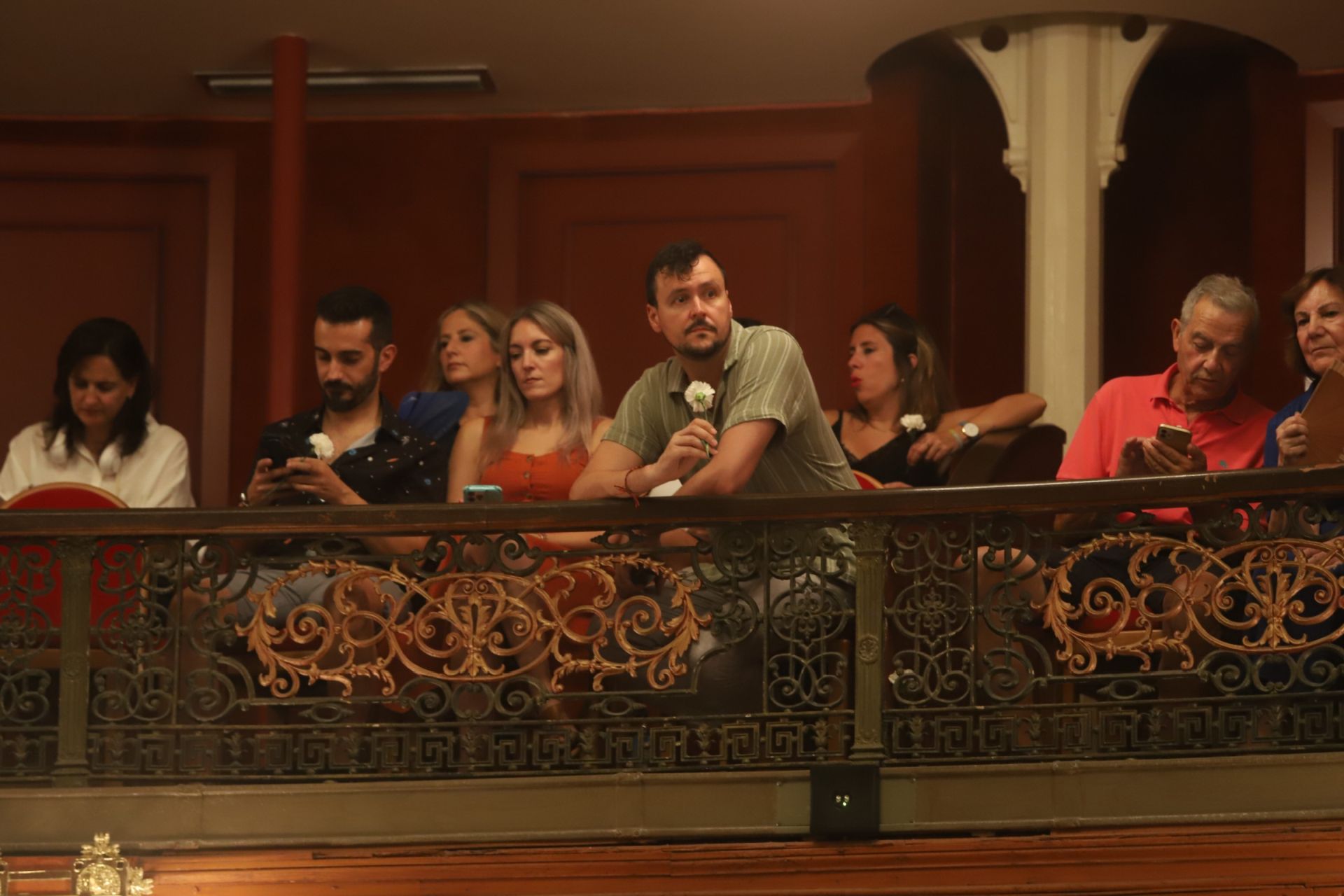 Vega hace feliz al Gran Teatro de Córdoba con su canción, en imágenes