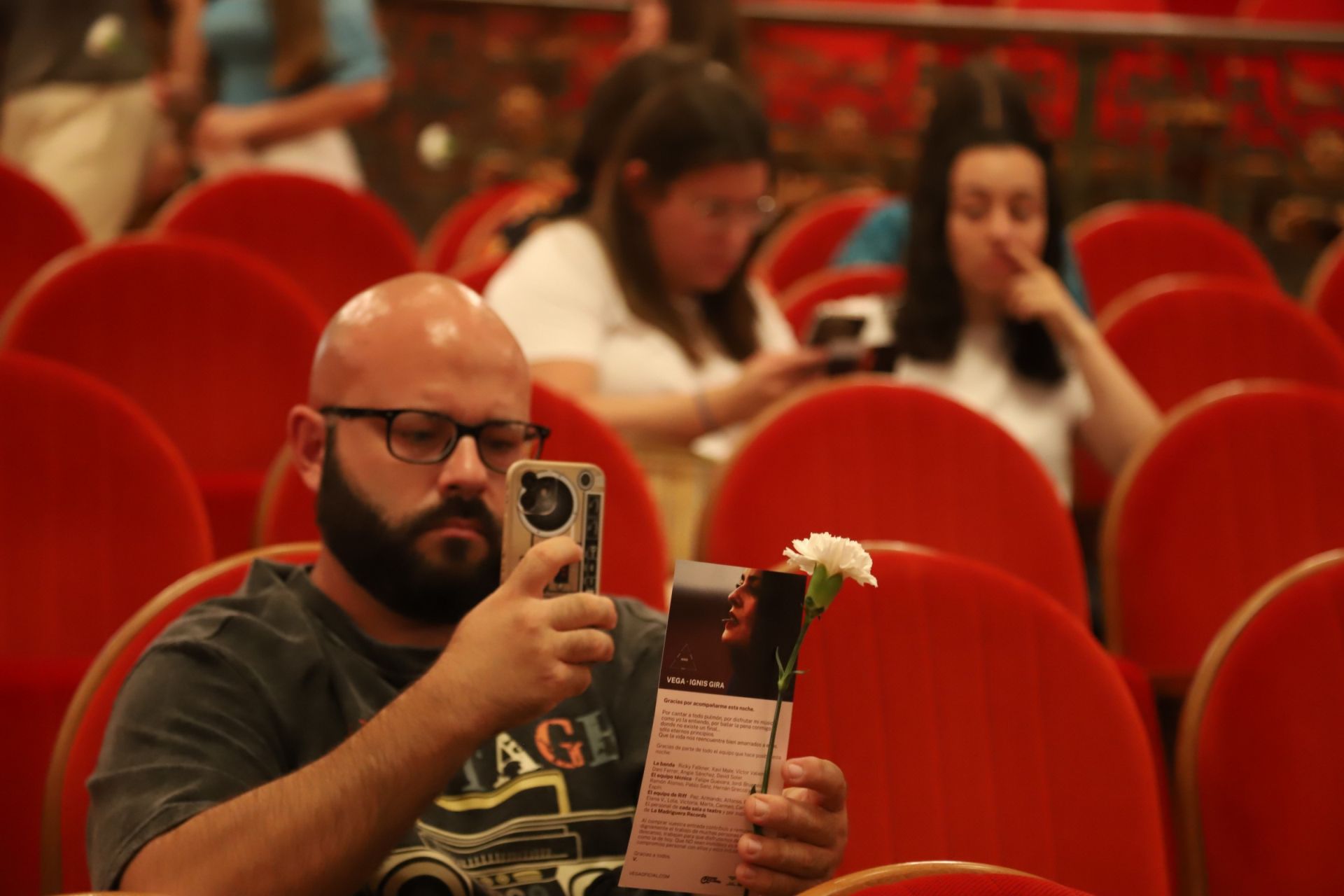 Vega hace feliz al Gran Teatro de Córdoba con su canción, en imágenes