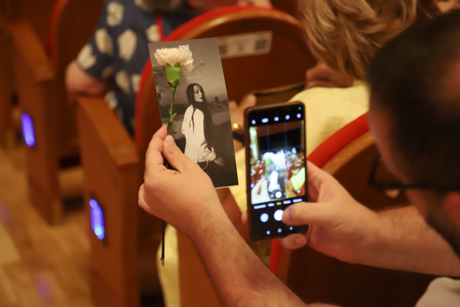 Vega hace feliz al Gran Teatro de Córdoba con su canción, en imágenes