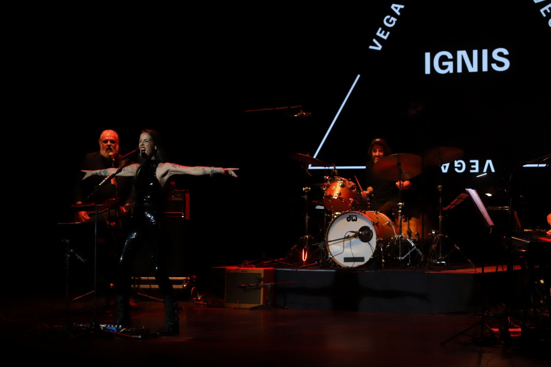 Vega hace feliz al Gran Teatro de Córdoba con su canción, en imágenes