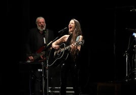 Vega hace feliz al Gran Teatro de Córdoba con su canción, en imágenes