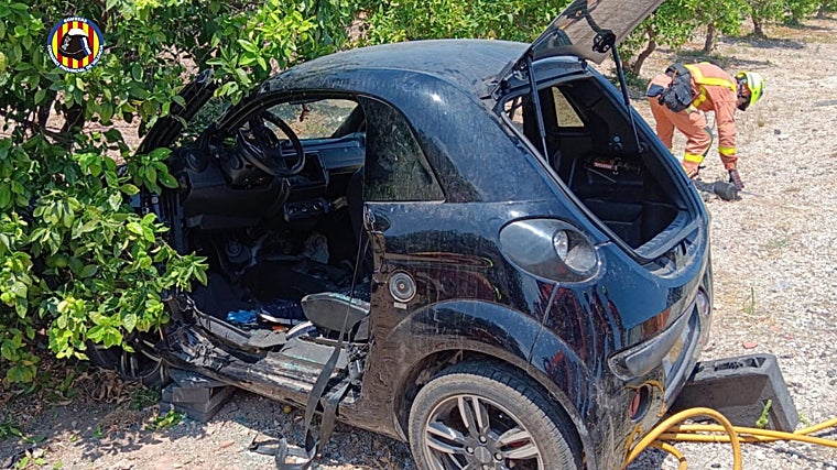 El vehículo estrellado del que los Bomberos han tenido que rescatar a un conductor atrapado en La Font d'en Carròs (Valencia)