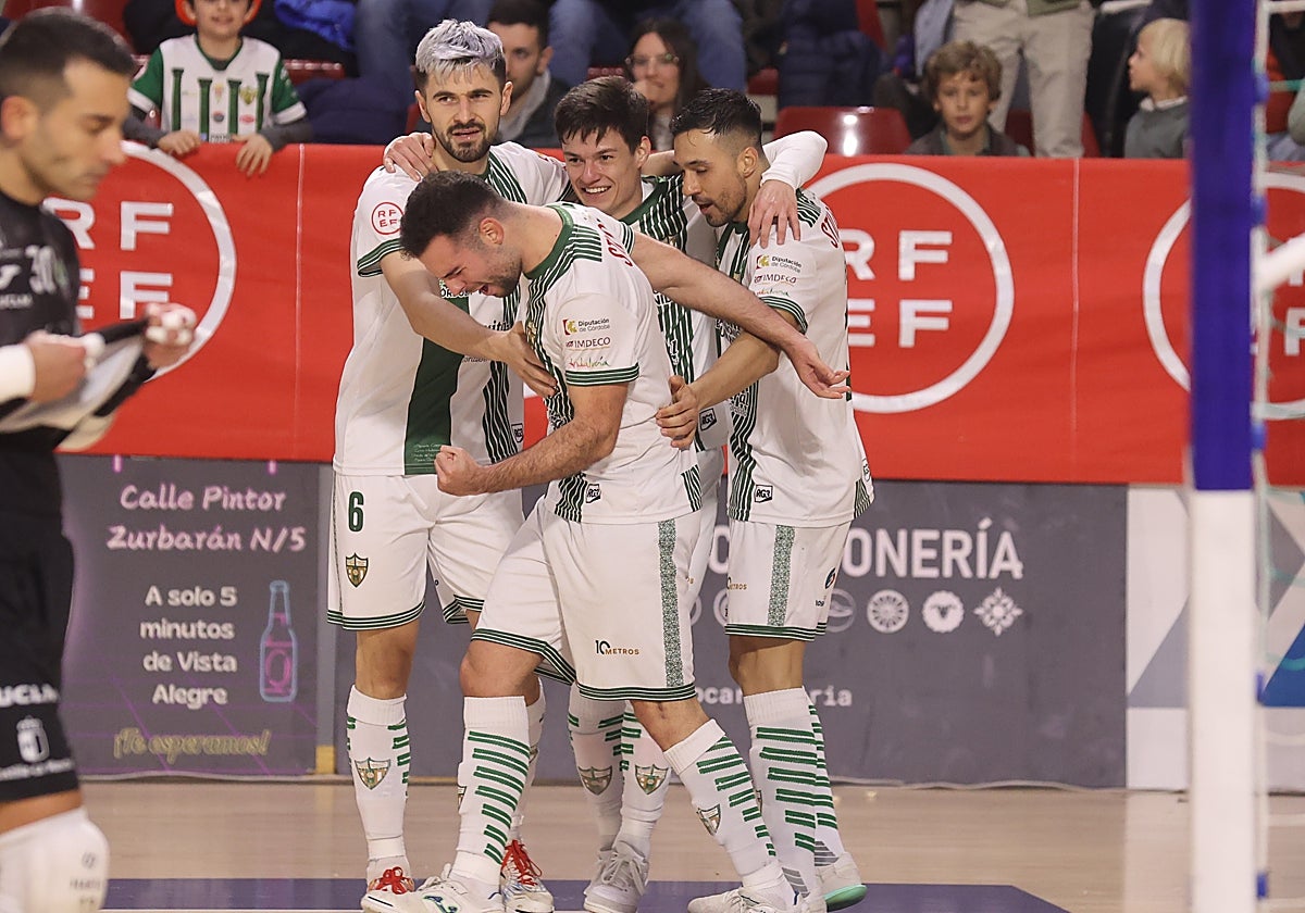 La plantilla del Córdoba Futsal celebrando un gol frente al Valdepeñas