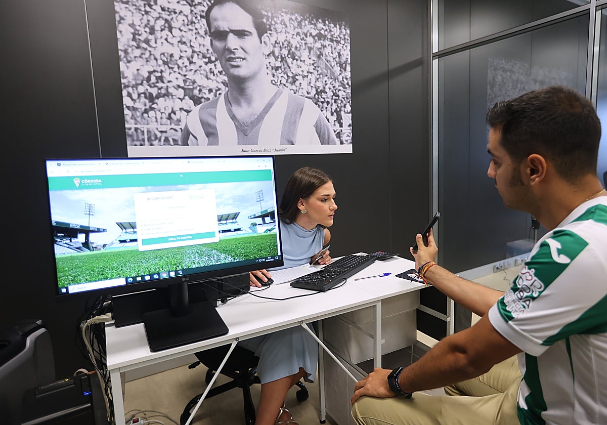 Un abonado tramita su nuevo carné en la presente campaña en el estadio El Arcángel