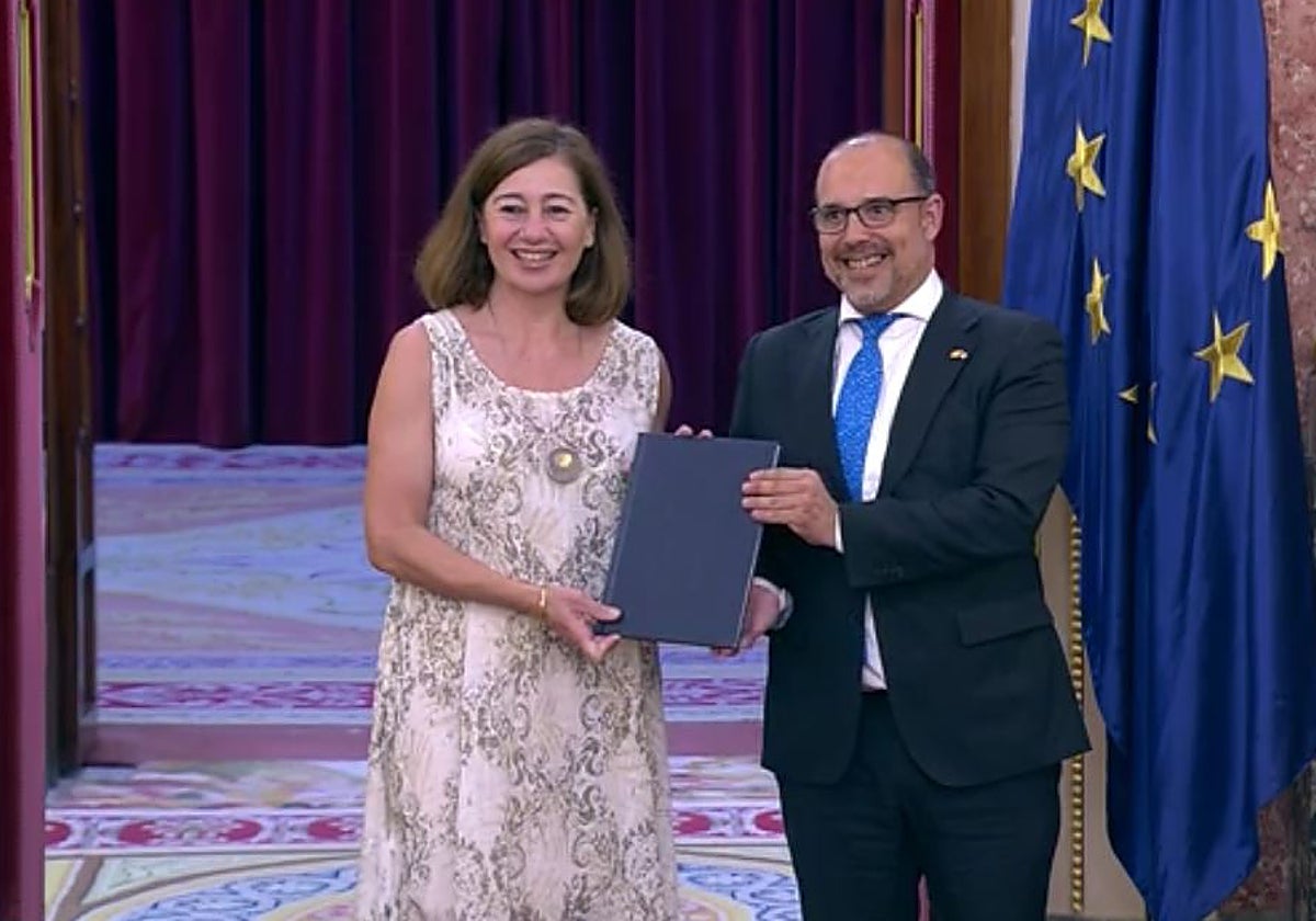 Pablo Bellido entrega a Armengol el texto del Estatuto de Autonomía salido por consenso de las Cortes de Castilla-La Mancha