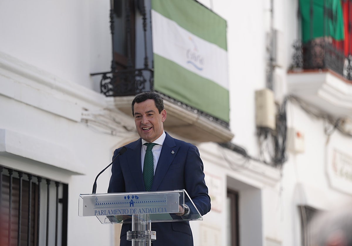 El presidente Juanma Moreno durante el discurso en Casares