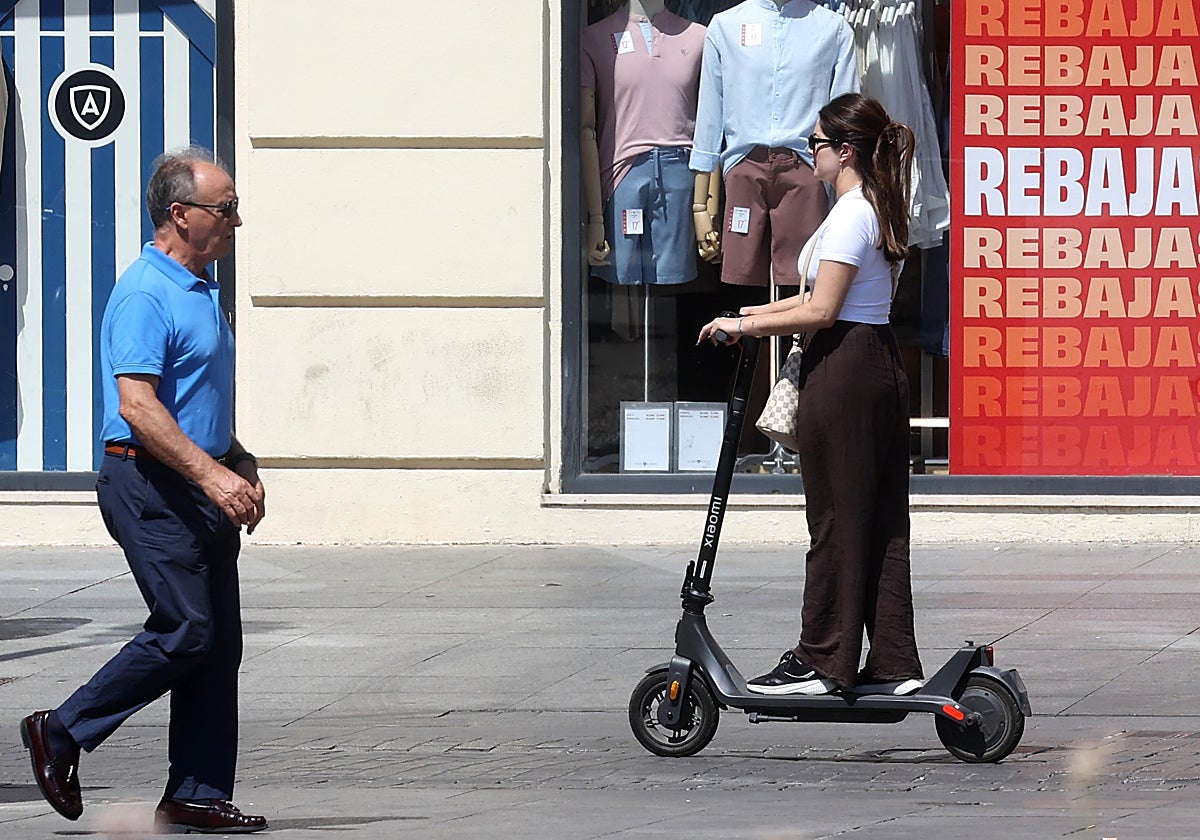 Una mujer, este lunes con un panite por la acera en el Centro de Córdoba