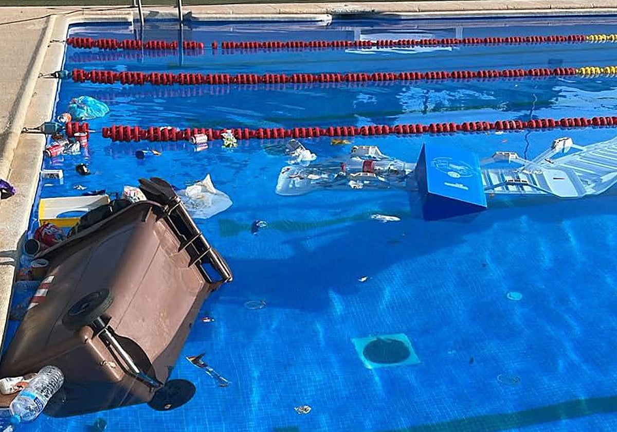 Imagen de la piscina vandalizada en Banyeres de Mariola