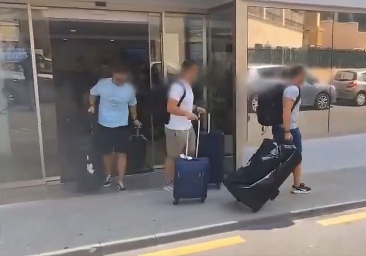 Imagen de la policías desplazados a Palma, este lunes, saliendo del hotel en el que se hospedaban