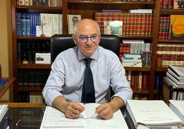 Manuel Egea , decano del Colegio de Abogados de Lucena: «Trasladar las competencias en violencia de género a la capital es un paso atrás»