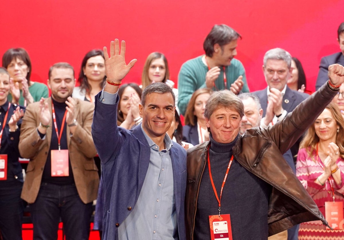 Pedro Sánchez y Carlos Martínez, en el Congreso que aupó al soriano al frente del PSOE de Castilla y León