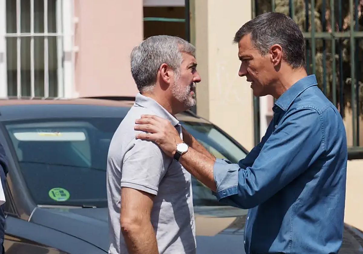 Imagen de archivo de Fernando Clavijo y Pedro Sánchez  durante el incendio en Tenerife en 2023