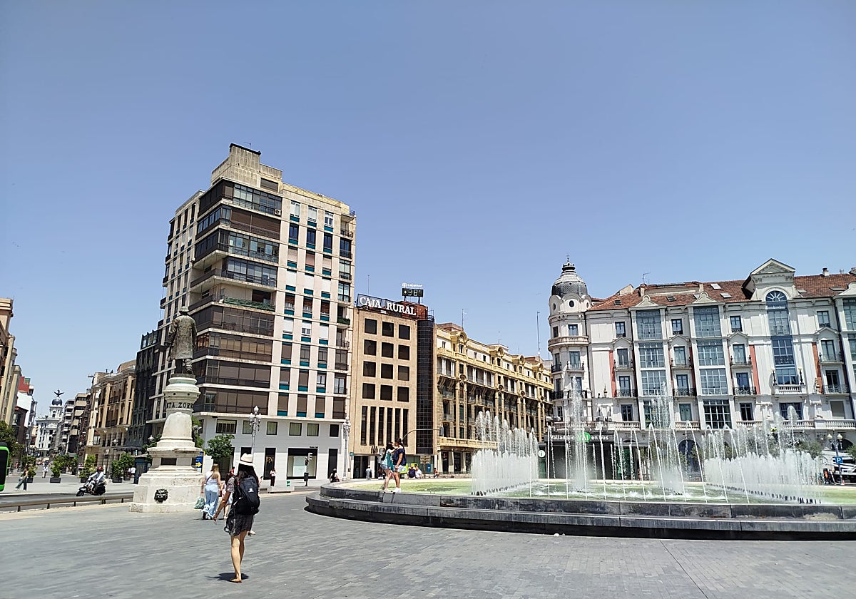Un termómetro de la Plaza Zorrilla de Valladolid marca 38 grados en la última ola de calor