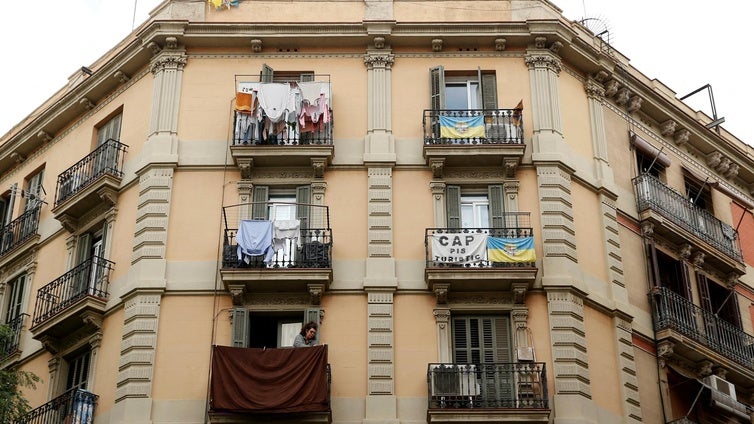Barcelona propone a Airbnb que se retiren los anuncios ilegales en 48 horas: «No podemos encontrarnos algunos publicados por James Bond»