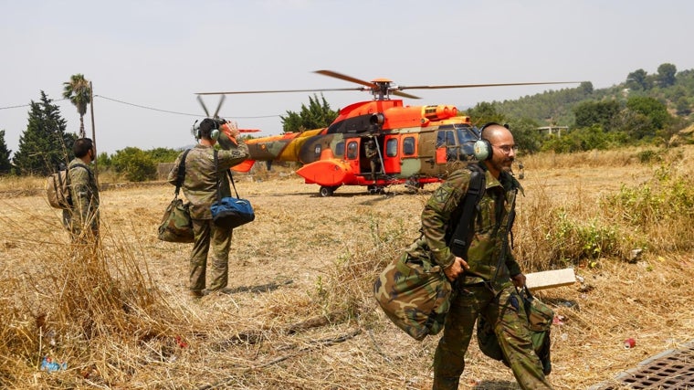 Miembros de la UME llegando a la zona del incendio