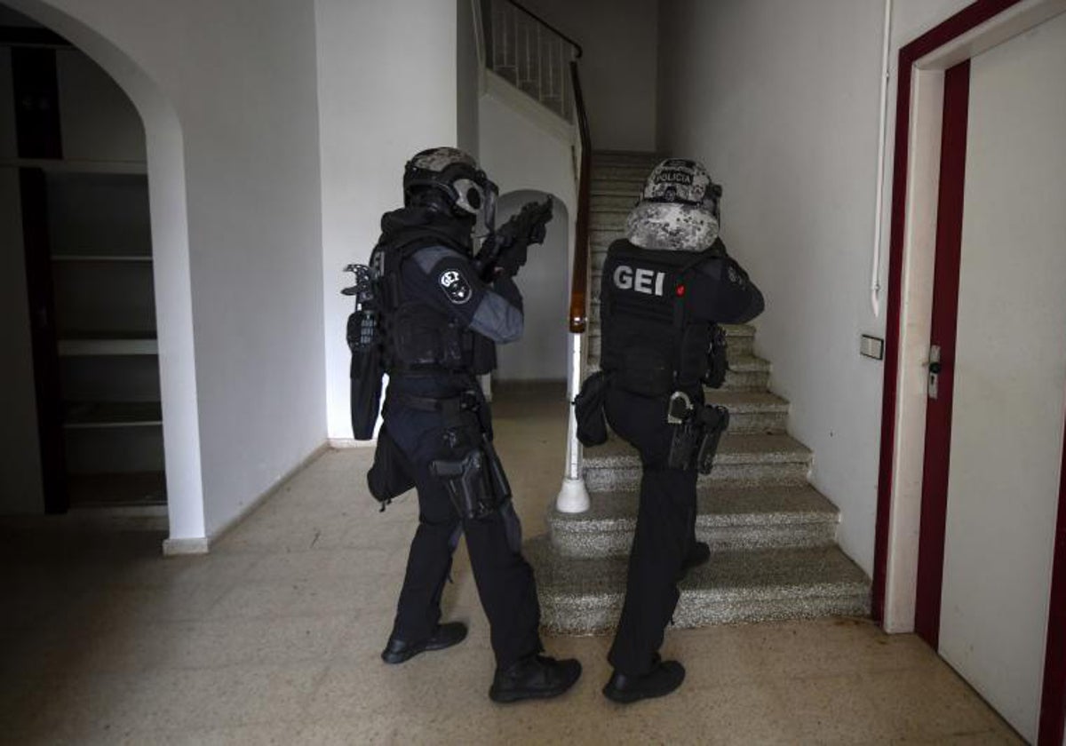 Agentes del GEI de los Mossos durante un entrenamiento