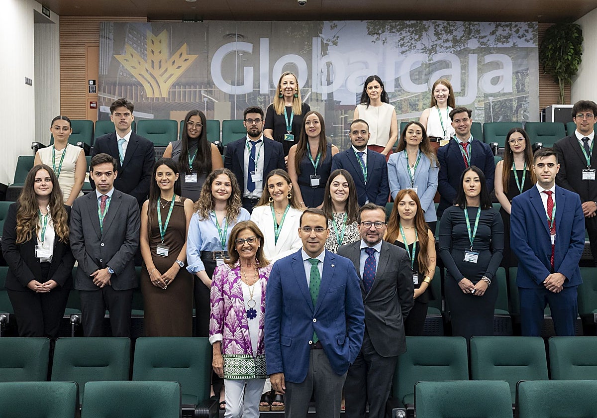 El Director General de Globalcaja junto a los nuevos 'Globaltalent'